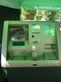 Bankomat biometryczny - na ekranie reklama ubezpieczeń.